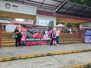 Padres protestan en la SEV por maltrato