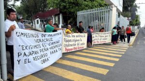 Pobladores exigen obra aprobada en Pajapan