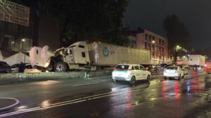 Tráiler presuntamente sin frenos causa choque