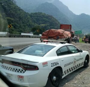 GN evita robo de tractocamión cargado con acero en la autopista Córdoba-Puebla a la altura de Orizaba