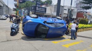 Aparatoso accidente en Circuito Presidentes y Murillo Vidal deja vehículo volcado