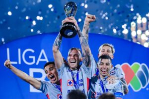 Cruz Azul vuelve a tocar la gloria en una noche inolvidable