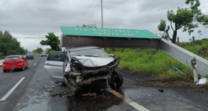 Vehículo destruido tras accidente en carretera federal