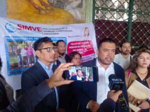 Integrantes del SIMVE se manifiestan en conferencia de Rocío Nahle; acusan represalias de la SEV