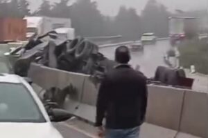 Accidente de tráiler afecta circulación en la autopista Xalapa-Las Vigas