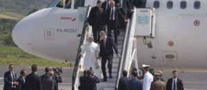 Falla técnica obliga al Papa León XIV a bajar del avión que lo llevaba de regreso a Roma