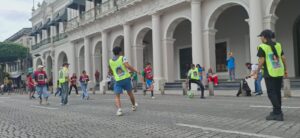 Cascarita de madres buscadoras en el centro de Xalapa