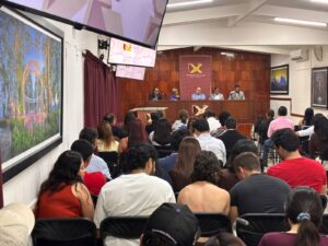 Especialistas analizan el impacto global de los Mundiales en la Universidad de Xalapa