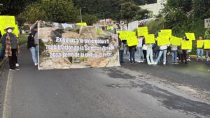 Habitantes de Tlacolulan bloquean la Xalapa- Perote; exigen reparación de camino