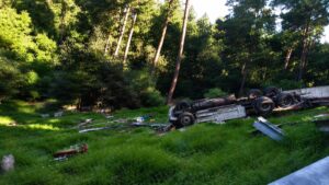 Tráiler vuelca en Las Vigas y deja dos lesionados