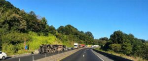 Muere operador tras volcadura en autopista Xalapa-Perote
