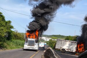 Dos camiones se incendian en la carretera federal Tuxpan–Tampico