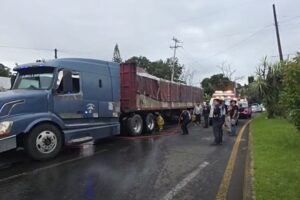 Atienden incendio de tractocamión sobre el bulevar Xalapa–Banderilla