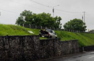 Camioneta derrapa y termina en camellón en carretera Xalapa Veracruz