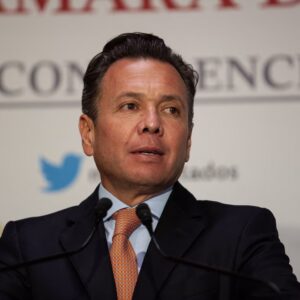 Operan de emergencia a gobernador de Jalisco por apendicitis