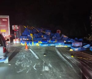 Vuelca tráiler con pollos en la autopista Orizaba Puebla