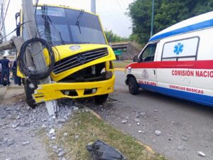 Camión del transporte público choca contra postes en Arco Sur; reportan un lesionado