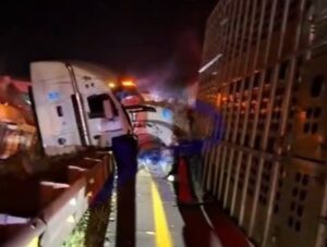 Choque múltiple de tráileres paraliza la autopista Acayucan-Cosamaloapan