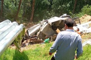 Volcadura de tráiler provoca rapiña en Las Vigas