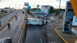 Volcadura de camión afecta circulación en Las Trancas