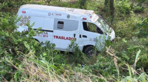 Accidente de unidad de emergencia deja tres heridos