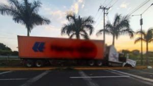 Tráiler pierde el control en carretera Xalapa-Veracruz