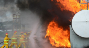 Pemex reconoce a mujeres y hombres bomberos