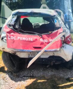 Taxi vuelca tras choque por alcance en la carretera Perote–Xalapa; tres personas fueron hospitalizadas