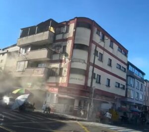 Desesperada búsqueda de sobrevivientes tras sismo de 7.4 en Colombia
