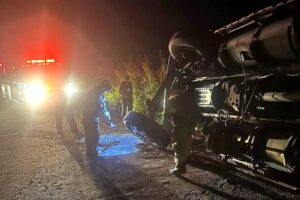 Vuelca tráiler cargado de limones en la carretera Coatepec-Huatusco
