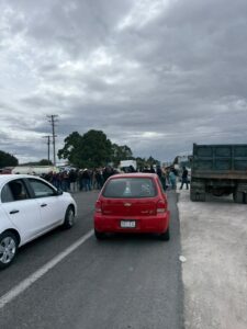 Pobladores de El Llanillo exigen a SIOP reanudar obra y bloquean la Xalapa–Perote en Las Vigas
