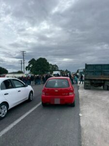 Pobladores de El Llanillo exigen a SIOP reanudar obra y bloquean la Xalapa–Perote en Las Vigas
