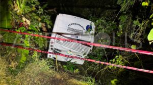 Autobús sale de la carretera en barranca de Matlacóbatl, Teocelo
