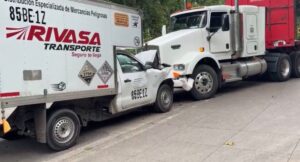 Tráiler y camioneta generan movilización en el Puente del Diablo, Coatepec