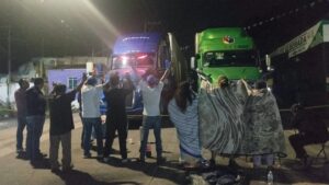 Exigen reparación urgente: bloquean carretera en Emiliano Zapata