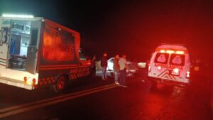 Conductor invade carril y provoca choque frontal en Piletas; hay tres lesionados