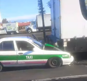 Accidente entre taxi y camión en Xalapa