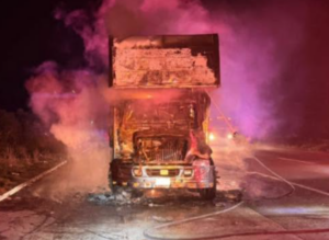 Se incendia camión con dos autos en autopista Córdoba-Veracruz