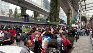 Familiares de los 43 de Ayotzinapa protestan ante la CNDH
