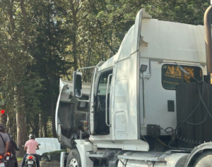 Falla mecánica genera caos vial en Xalapa-Banderilla