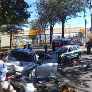 Dos personas resultan lesionadas tras choque en Xalapa