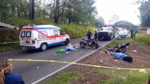 Dos jóvenes mueren tras choque de motocicletas en Coacoatzintla