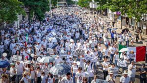 Más de 10 mil marchan en Sinaloa para exigir paz