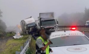 Chocan dos tráileres en autopista Xalapa-Perote