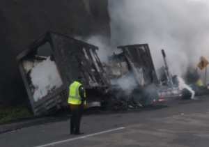 Se incendia tractocamión en la Puebla-Orizaba