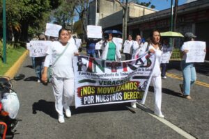 Trabajadores del IMSS-Bienestar protestan en Xalapa por presuntas violaciones laborales