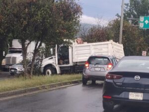 Choque entre volteo y camioneta provoca afectaciones en el Xalapa–Banderilla