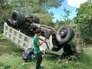 Volteo se sale de la carretera en El Castillo y deja conductor prensado