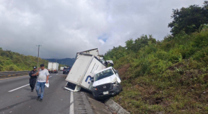 Tractocamión y camioneta chocan en la Puebla–Orizaba