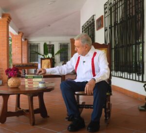 AMLO reaparece y presenta su libro Pueblo en videomensaje